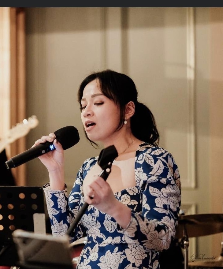 Peng performing live